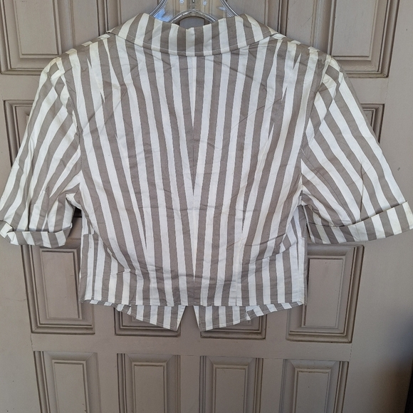 Only Love Collection Jacket SzXS/S Short Sleeves Stripes White/Gray Cropped NWT - Picture 2 of 8